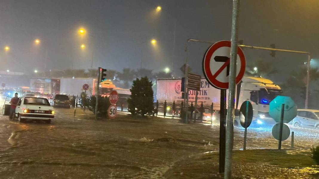 Ulaşım kapandı, iş yerlerini su bastı... Sel felaketi o illeri vurdu 1